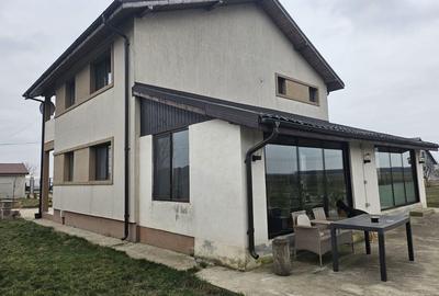 Casă cu 4 camere în Central - 2
