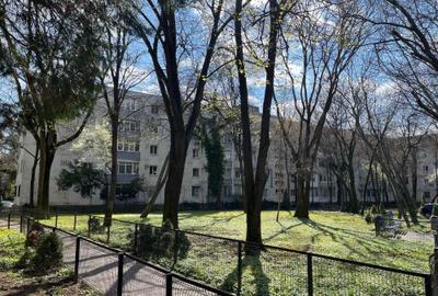 Apartament cu 3 camere semidecomandat în Brâncoveanu