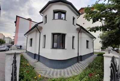 Casă cu 5 camere cu Teren 437 Mp în Central
