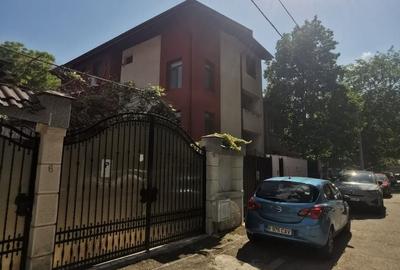 Casă cu 8 camere cu Canalizare în Lacul Tei