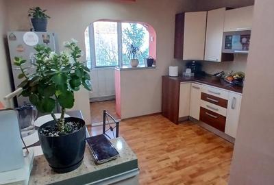 Apartament cu 3 camere decomandat, mobilat în Aradului