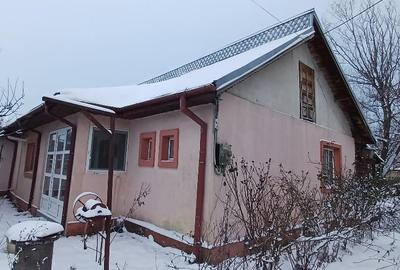 Casă individuală cu 4 camere cu Canalizare în Central