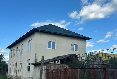 Casă cu 4 camere în Mihăești