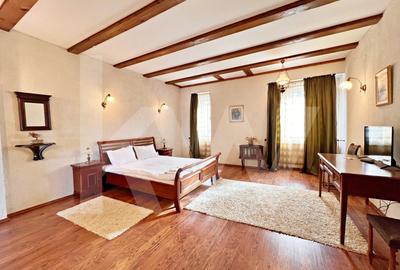 Inchiriere Vila Stil Pensiune, curte mare, filigorie si 6 camere cu baie proprie - 1