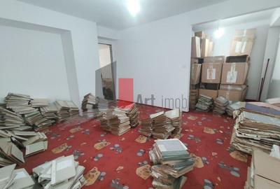 Apartament cu 3 camere semidecomandat în Vitan