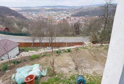 Casă cu 3 camere cu Teren 5400 Mp în Central - 2