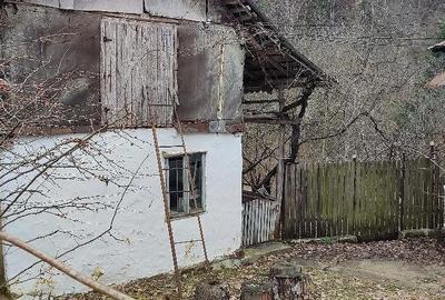 Casă cu Teren 250 Mp în Târlești - 1