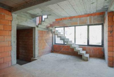 Casă cu 7 camere cu Canalizare în Central - 4