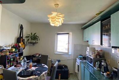 Apartament cu 3 camere decomandat, mobilat în Complex Studențesc