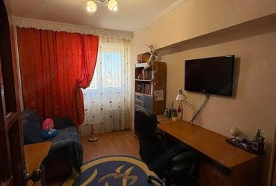 Apartament 3 camere de vanzare Micro 18, vis-a-vis de Spitalul Judetean