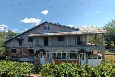 Casa parter+1 Razvad, la 7 km de Targovi?te (Dambovi?a), conectata la apa, gaz, curent - 2