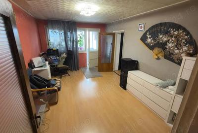 Apartament cu 3 camere semidecomandat în Giulești