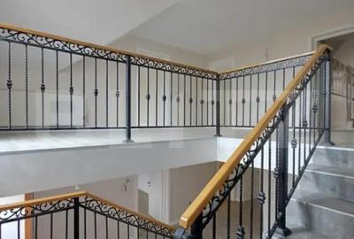 Casă cu 5 camere cu Teren 1590 Mp în Luna - 4