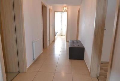 Apartament cu 3 camere decomandat în Tractorul - 12