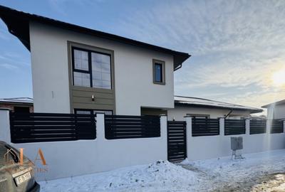 Casă individuală cu 4 camere cu Canalizare în Domnești