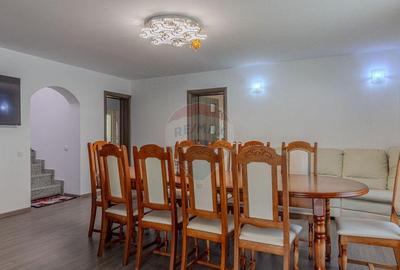 Casă cu 10 camere cu Teren 1074 Mp în Moieciu - 2