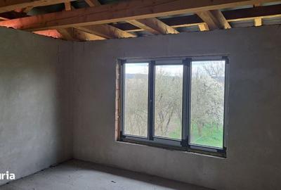 Casă cu 4 camere cu Teren 300 Mp în Acățari