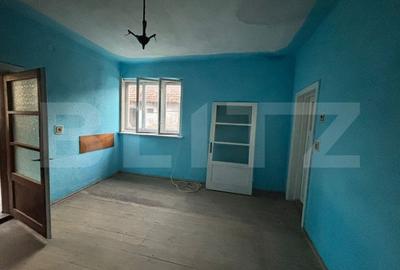 Casa cu anexe si gradina.
