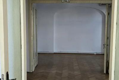 Propietar vind apartament cu 3 camere decomandat in vila etaj 1 din2 zona centrala Hala Traian - 4