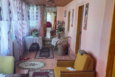 Casă cu 5 camere cu Teren 700 Mp în Peretu - 1