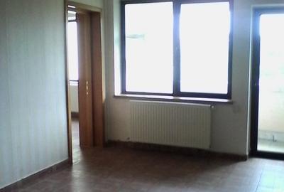 Apartament cu 3 camere semidecomandat în Unirii