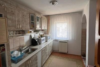 Apartament cu 3 camere semidecomandat în Autogară