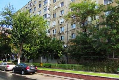 Apartament 4 camere, 2 bai. Blocul este din 1986 parter strada Soldat Croitoru V - 1