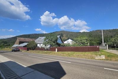 Casă cu 4 camere cu Teren 1800 Mp în Central - 2