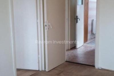 Apartament trei camere etaj 2 nemobilat 9 Mai vis - a - vis de Sportiv - 9