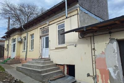 Casă cu 4 camere în Piața Centrală