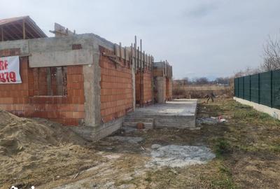 Casă cu 5 camere cu Teren 500 Mp în Stupini