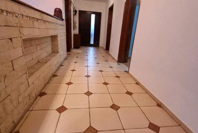 Casă cu 5 camere cu Canalizare în Central - 1