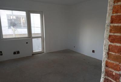 Casă cu 6 camere cu Teren 300 Mp în Central