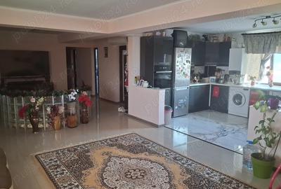 Casă cu 8 camere cu Teren 1000 Mp în Central