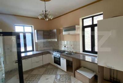 Casă cu 10 camere cu Teren 414 Mp în Cetate