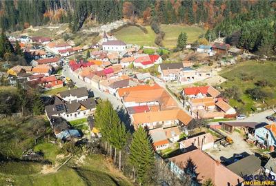 FILM! Casa saseasca, renovata exterior, in centrul localitatii Holbav, Brasov. - 9