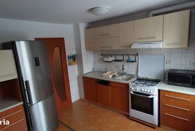 Apartament cu 2 camere decomandat în Tractorul - 1