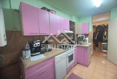 Apartament de vanzare cu 3 camere, decomandat,  2 balcoane, pivnita - 1