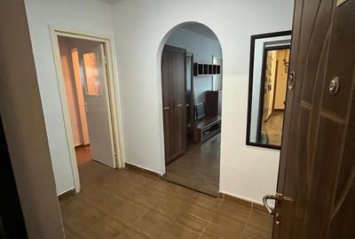 Apartament cu 3 camere decomandat, mobilat în Central