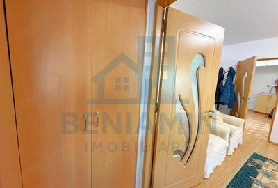 Apartament cu 2 camere semidecomandat în Craiovița Nouă