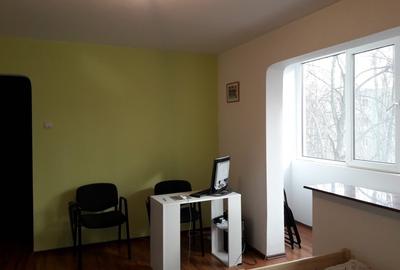 Apartament cu 3 camere semidecomandat, mobilat în P-ța Gorjului