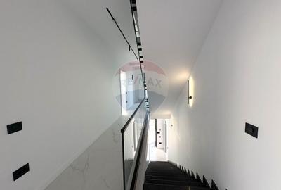 Casă cu 8 camere cu Teren 700 Mp în Faleza Nord - 16