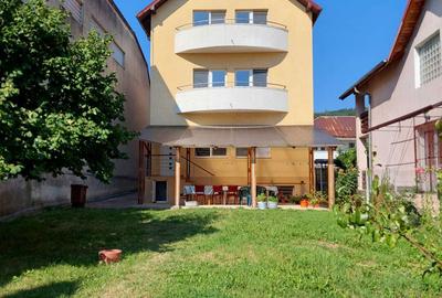 Casă cu 4 camere cu Canalizare în Central - 3