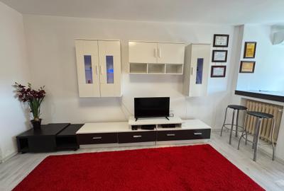 Apartament cu 2 camere semidecomandat, mobilat în Podul de Piatră