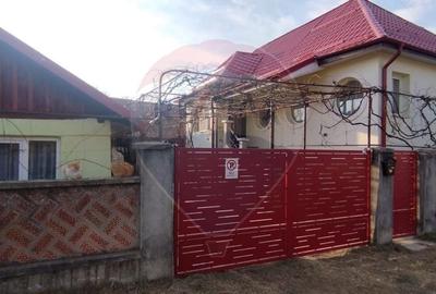Casa /vila de vanzare cu teren 1352 mp. central  loc. Petrindu / Salaj