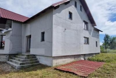 Casă cu 4 camere cu Teren 1000 Mp în Central - 2