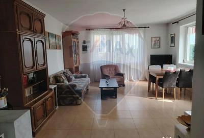 Casă cu 8 camere cu Teren 800 Mp în Central