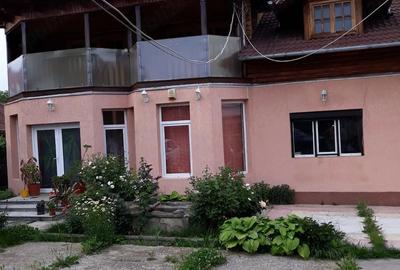 Casă cu Teren 2600 Mp în Central - 2