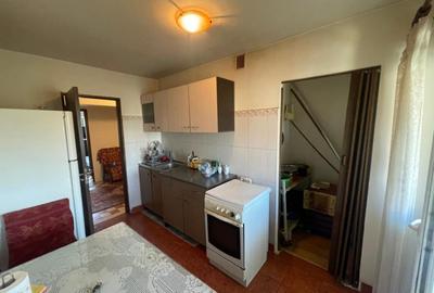 Apartament cu 3 camere decomandat în Sărari - 3