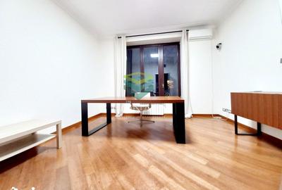 Apartament cu 5 camere în Romană